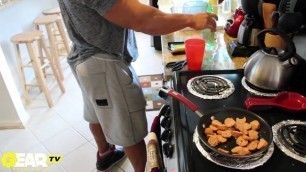 'Bodybuilder Aaron Clark Bodybuilding Meal - Bodybuilding Food'