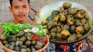 'Survival Technique cooking snails grilled peppers for food - Cooking snails eating delicious'