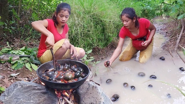 'Adventure solo in forest: Snails curry delicious with chili for food in jungle'