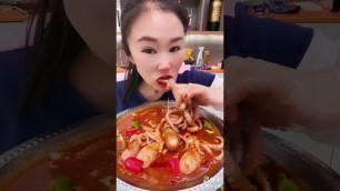 'Chinese people eating - Street food - \"sea ​​snail, stomach, salt skin, pork, pickled radish\"'