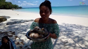 'Island Life : Cooking sea snails Khmer food at Koh Rong ខ្ចងឆាក្តៅអប់ទឹកដូងរសជាតិឆ្ងាញ់ពិសេស​​​'