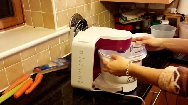 'How to Use the Grating Disc to Grate Parmesan - Silvecrest Food Processor Lidl (video 1)'