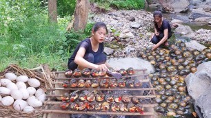 'Found snails and chicken egg for food in forest - Grilled chicken egg chili with snails for dinner'