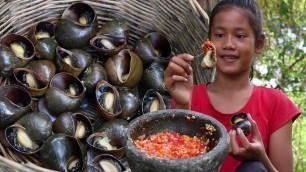 'Catch Snails in River for To Boiled for Food - Cook Snails on Clay for Eating Delicious #68'