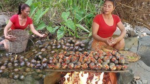 'Snails hot chili grilled, Tasty food in jungle - Cooking snails for food of survival in forest'