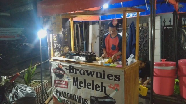 'BRONIES INI MELELEH BANGET !! ASMR INDONESIAN STREET FOOD'