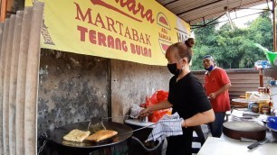 'CEWEK PENJUAL MARTABAK TELOR !! LEGENDARIS JUALAN SUDAH 20 THN - INDONESIAN STREET FOOD EGG PANCAKE'