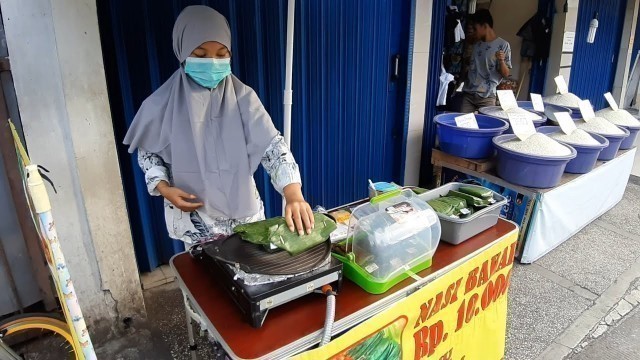 'PUTRI PENJUAL NASI BAKAR HARGA RP. 10 RIBU !!! INDONESIAN STREET FOOD'