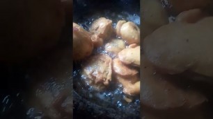 'frying aloochop@ritika sonam ||shorts||aloo chop street food||aloo pakora'