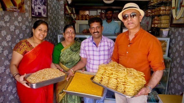 'SRI CHIKKAVEERANNA SWEETS | This 72-Year-Old Village Shop Serves PURE GHEE MITHAI & KHAARA Items!'