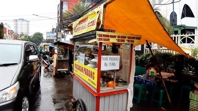 'NASI PADANG 15RB KENYANG SEHARIAN & JUALANNYA PAKAI GEROBAK !! INDONESIAN STREET FOOD'