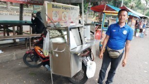 'WIH!!! JUALAN BAKSO GEPENG DI ATAS MOTOR - INDONESIAN STREET FOOD'