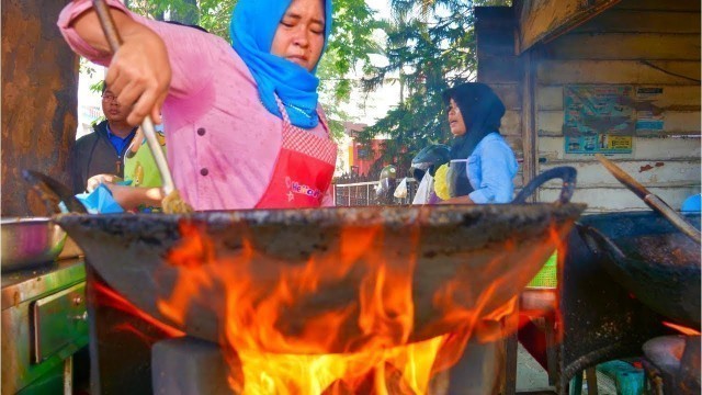 'Super FAST cooking + TRIBAL food with BLOOD SAUCE | Indonesian STREET FOOD TOUR in MEDAN, Indonesia'