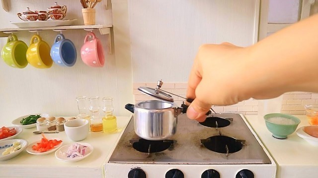 'MINI FOOD: MINI PRESSURE COOKER COOKING CHIKEN & RICE [MINI COOKING} TINY FOOD'