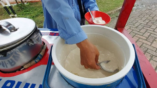 'KEMBANG TAHU BIKIN BADAN ANGET SAAT TERJEBAK BANJIR !! INDONESIAN STREET FOOD'