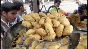 'It\'s a Breakfast Time in Kolhapur | Garam Mirchi Bajji with Aloo Pakoda | 4 Piece 20 rs'