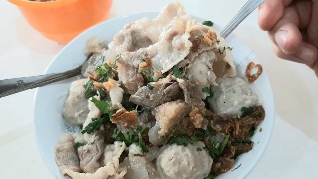 'BAKSO KOMPLIT PAKAI IRISAN DAGING !!! INDONESIAN STREET FOOD'