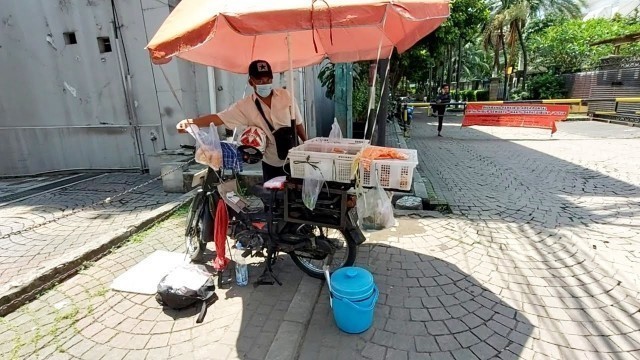 'SALUTE !! BAPAK INI JUALANNYA PAKAI MOTOR LAWAS & BANYAK PELANGGANNYA !! INDONESIAN STREET FOOD'