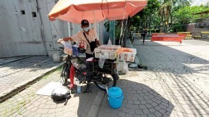 'SALUTE !! BAPAK INI JUALANNYA PAKAI MOTOR LAWAS & BANYAK PELANGGANNYA !! INDONESIAN STREET FOOD'