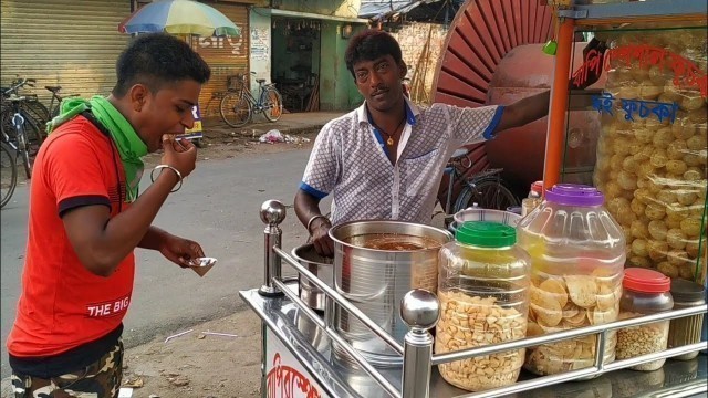 'Eating Fuchka ( Golgappa / Panipuri ) -  Indian Street Food Kolkata - Bengali Street Food Lover'