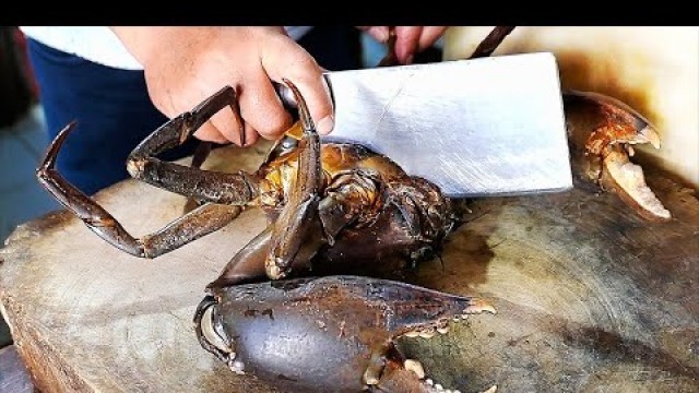 'Indonesian Street Food - GIANT MUD CRABS Salted Eggs Manado Seafood Indonesia'