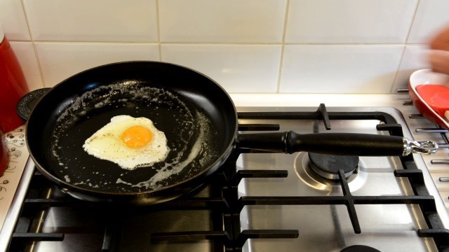 'Le Creuset Cast Iron Frying Pan Skillet 30cm/12 inch Non-Stick Demonstration... Frying Egg'