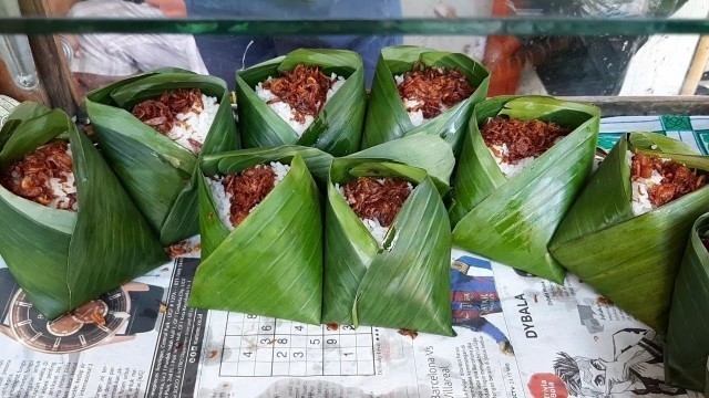 'NASI UDUK 5 RIBU DIBUNGKUS DAUN PISANG !!!  INDONESIAN STREET FOOD'