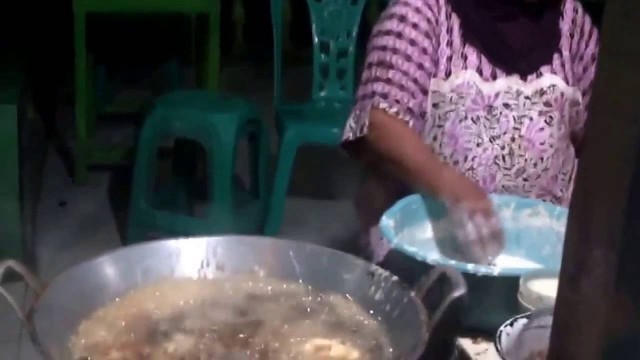 'THIS IS STRANGE!A WOMAN FRYING FOOD WITH HER BARE HAND'