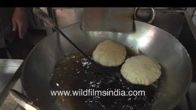 'Frying Chole Bhature and flattening dough with hands - Street food in India\'s Sarojini Nagar'