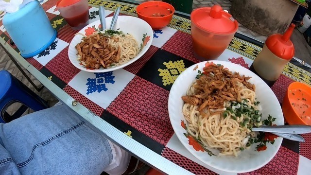 'Indonesian Street Food || Mie Pangsit'