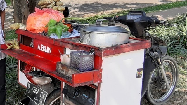 'KETUPAT MOTOR - LANGKA !! INDONESIAN STREET FOOD'