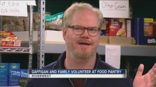 'Comedian Jim Gaffigan volunteers at local food pantry'