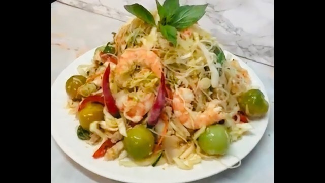 'Khmer food.Glass noodle salad recipe វិធីធ្វើញ៉ំមីសួ៑របន្លែរគ្រប់មុខសាច់ជ្រូកហើយនឹងបង្គារ(4K)'