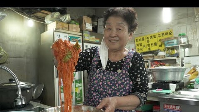 'Grandma\'s spicy noodles & Sundae(Pig head meat) /Korean Street Food'