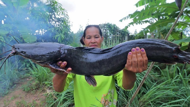 'Woo! Cooking Big Catfish ( Amok Khmer food) prepare by Grandma'