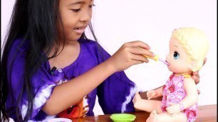 'Unboxing Mainan Anak Perempuan Boneka bayi - Baby Alive Snackin Lily feeding Playdoh Food'