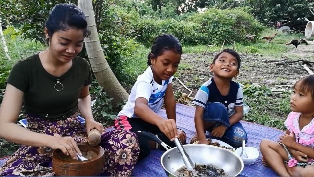 'Khmer Girl Fried Small Frogs -Khmer Cooking -Khmer Food -Asian Food -Asian Cooking'