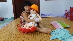 'Baby Alive Feeding and Changing Video with Peas Doll Food  Gia Linh cho em bé ăn ngủ đi chơi'