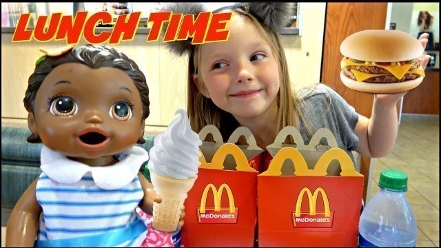 'BABY ALIVE goes to McDONALDS! FOOD and FUN! The Lilly and Mommy Show. The TOYTASTIC Sisters'