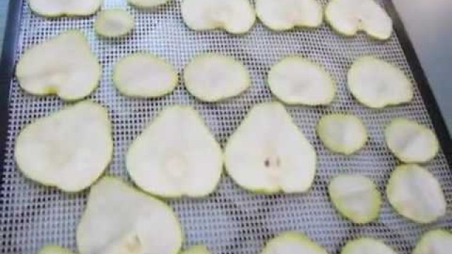 'Dehydrating Pears Fruit to make Dried Pear Chips'