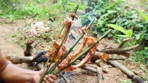 'របៀបធ្វើឆ្អឹងជំនីរជ្រូកអាំង How to Cook Khmer Food Cambodia Villages, Khmer Primitive Technology'