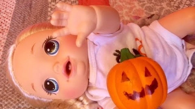 'Feeding baby alive go bye-bye crawling doll  pumpkin baby food and apple cider'