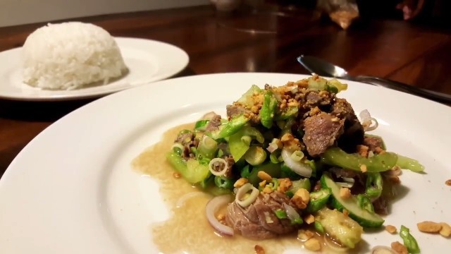 'Veasna\'s Khmer Style Beef Salad - How to Cook Cambodian Food'